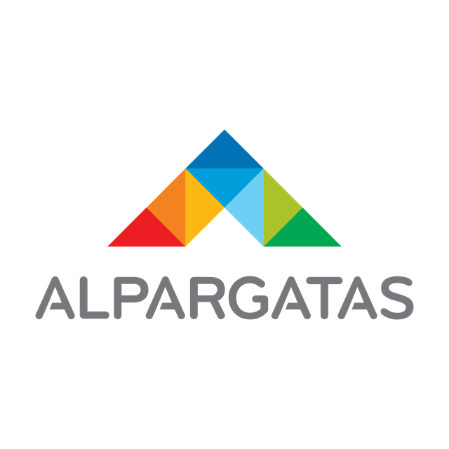 Logo da Alpargatas com vários triângulos coloridos com a palavra alpargatas escrita em cinza