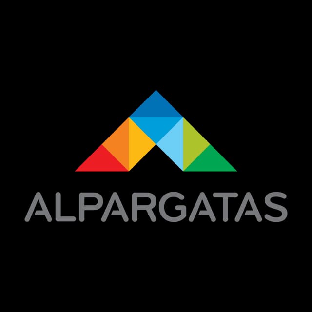 Logo Alpargatas Logo da Alpargatas com vários triângulos coloridos com a palavra alpargatas escrita em cinza