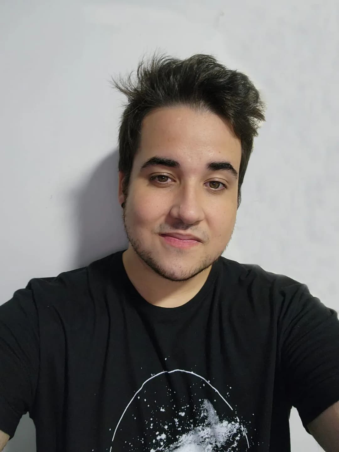 Ryan Drumond Foto de Ryan Drumond de frente olhando para a câmera sorrindo com uma camisa preta